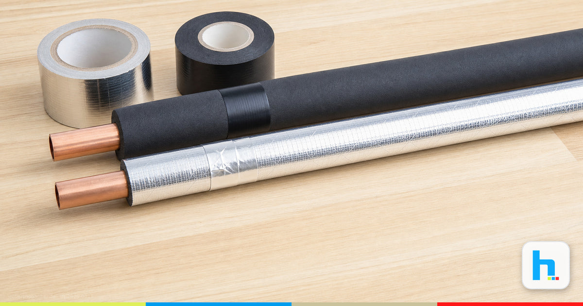 Alu-Klebeband, Elastomer-Klebeband und zwei verklebte Rohrdämmungs-Muster auf einer Werkbank – Ratgeber Isoliershop Huber