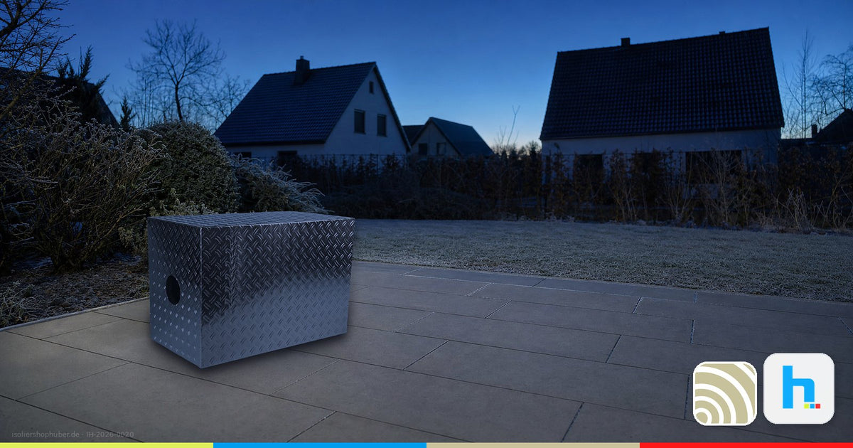 Schallhaube aus Aluminium-Riffelblech auf einer Gartenterrasse am Winterabend, Nachbarhäuser ohne Licht beim Stromausfall – Ratgeber Isoliershop Huber