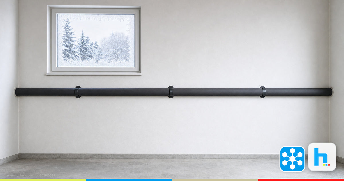 Wasserleitung mit dicker schwarzer Elastomer-Dämmung an der Wand einer unbeheizten Garage im Winter – Ratgeber Isoliershop Huber